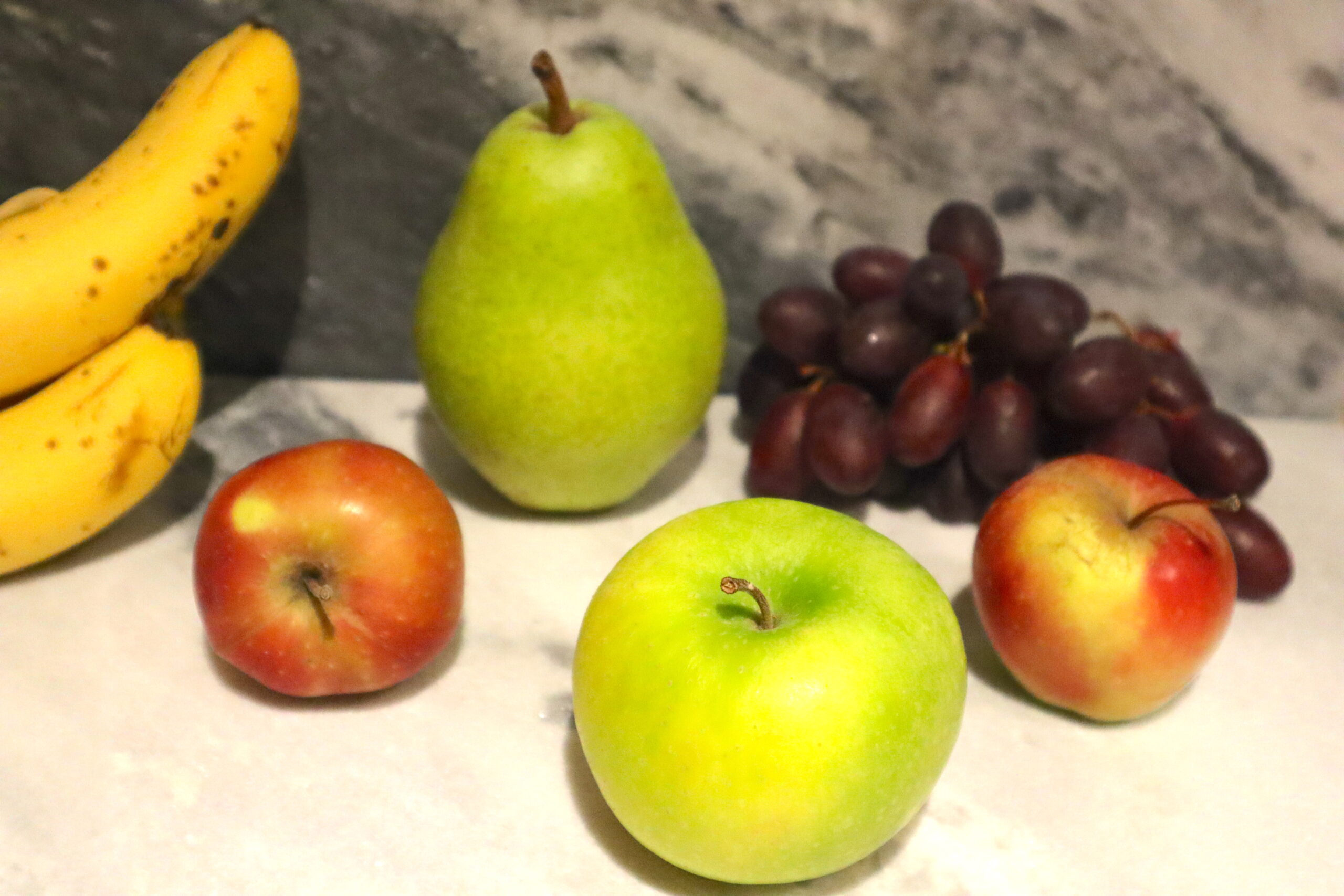 Obst ist gesund! Zucker und dein Körper. Wenn du Heißhunger aus Zucker hast, dann greife lieber zu einem Stück Obst.